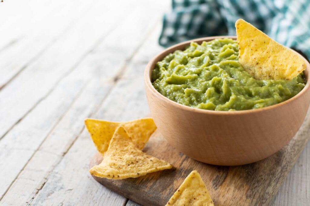 Guacamole z nachosami